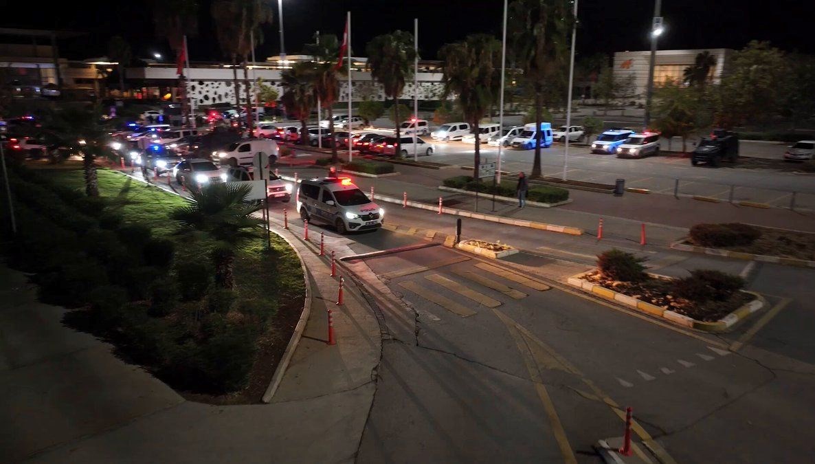 adanada baygaralar operasyonu 106 supheli gozaltina alindi L28tZIW1.jpg