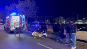 ehliyetsiz surucu park halindeki otomobile carpti SVXSjFwm.jpg