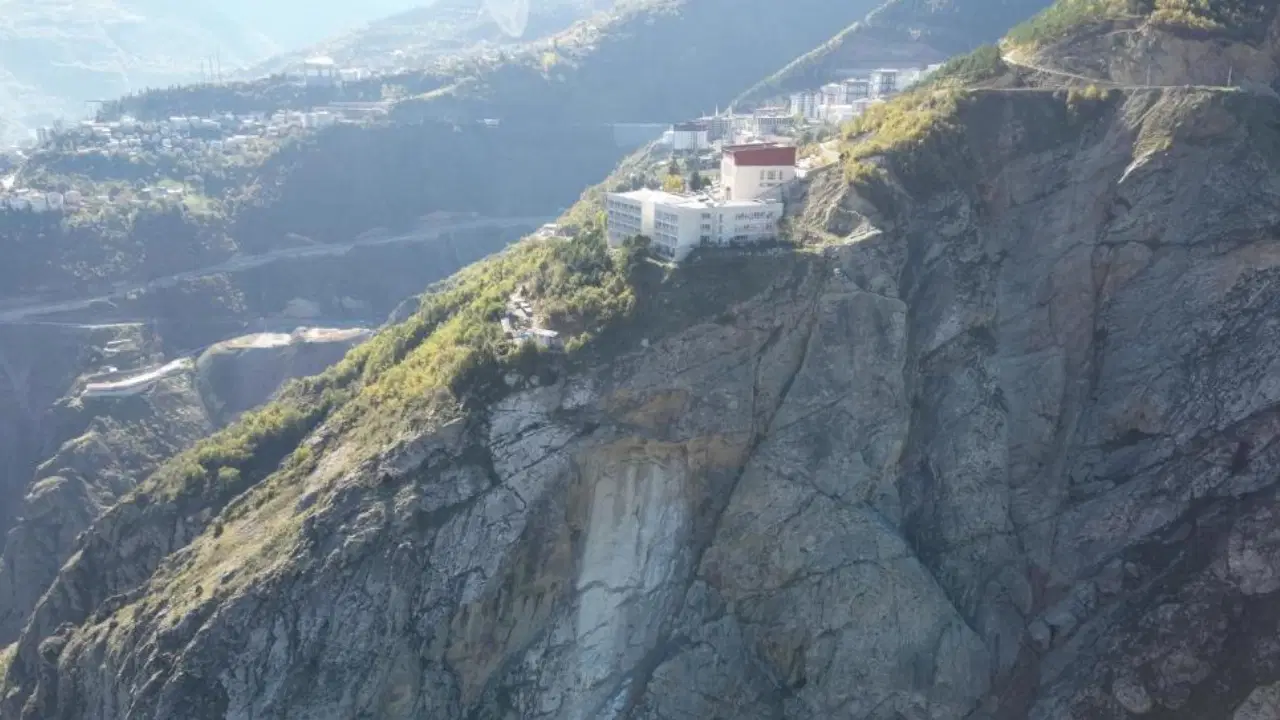 artvinde kaya parcasi koptu panik yasandi 600 ogrenci tahliye edildi tPpca9bx.jpg