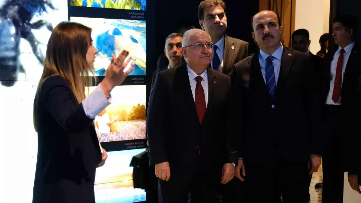 bakan guler konyada savunma bulusmalarinda CHltCj2j.jpg