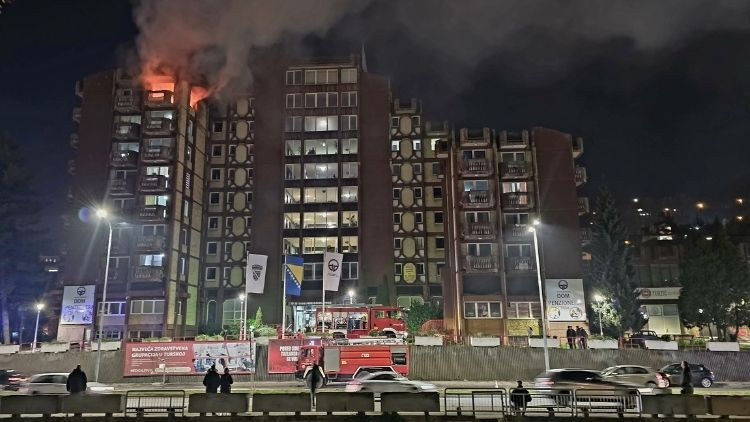 bosna hersekte huzurevinde yangin faciasi cok sayida kisi hayatini kaybetti DuMTgx6F.jpg