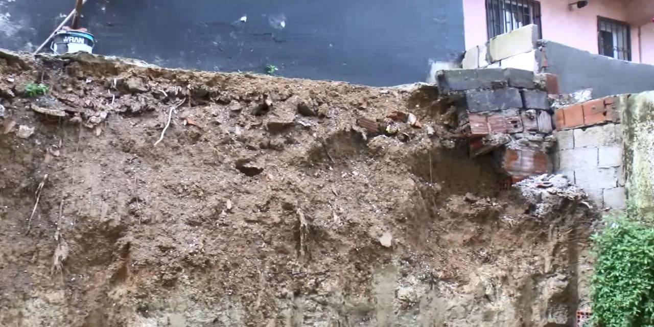 istinat duvari 4 katli binanin uzerine devrildi 2 bina tahliye edildi UFwEVg2J.jpg